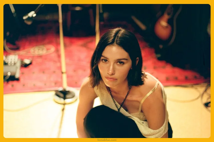 arti Lagu Sold Out Gracie Abrams 