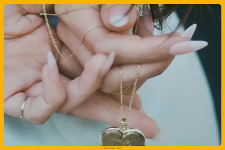 makna lagu Lagu di Album Locket Madison Beer